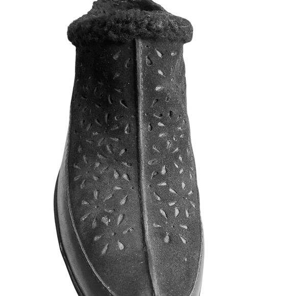 Clarks Black Suede Slip On Mules Shoes Women's Sherpa Lined Sz 7.5 M Comfort - Picture 10 of 12